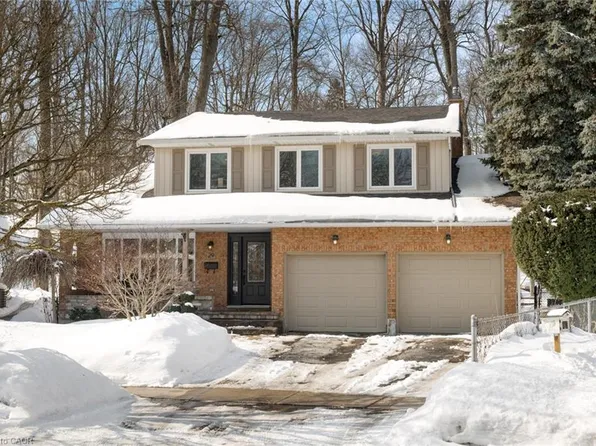 29 Muskoka Ct, Kitchener, ON N2B 3M2