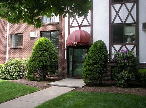 3rd image of 127 King St APT 205