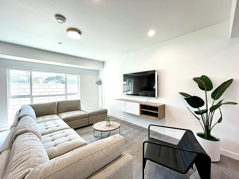 1439 W 37th Dr — Photo 4