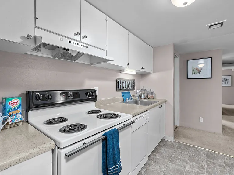 West End Terrace Apartments — Photo 33