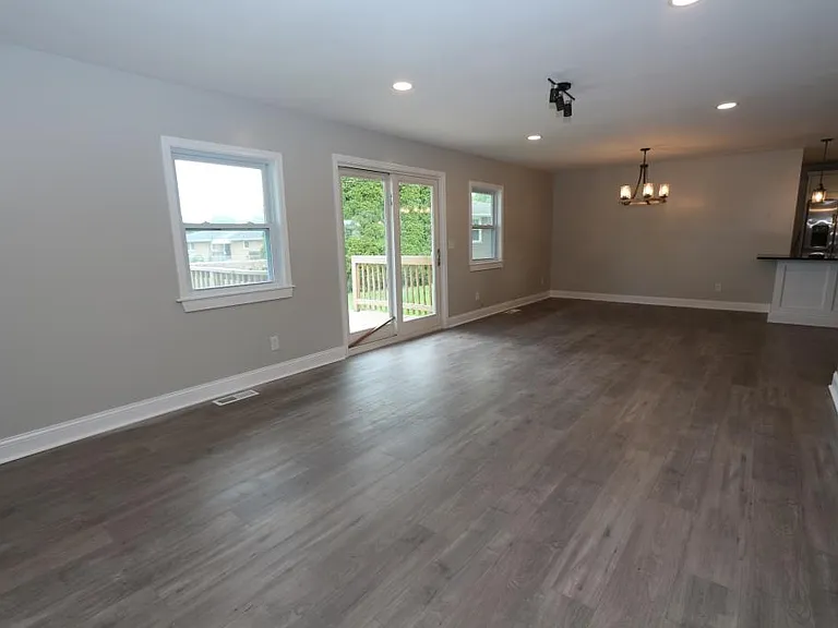 5465 Maryland St — Photo 10