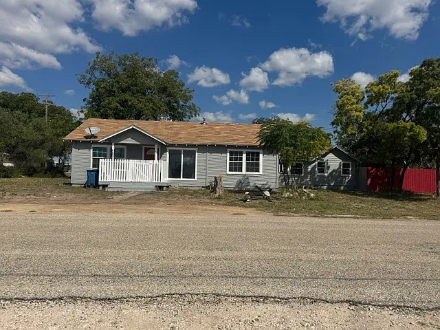 3 bed, 1296 sqft, $975 — Photo 1