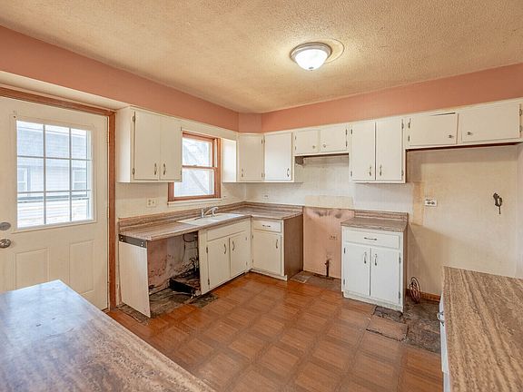 3rd image of 7440 East Ave