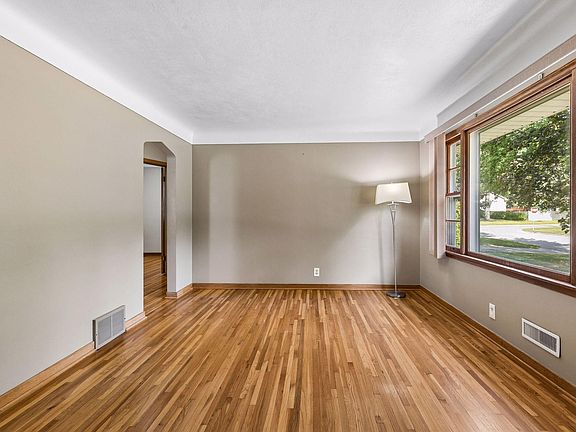 5th image of 2578 17th Ave NW