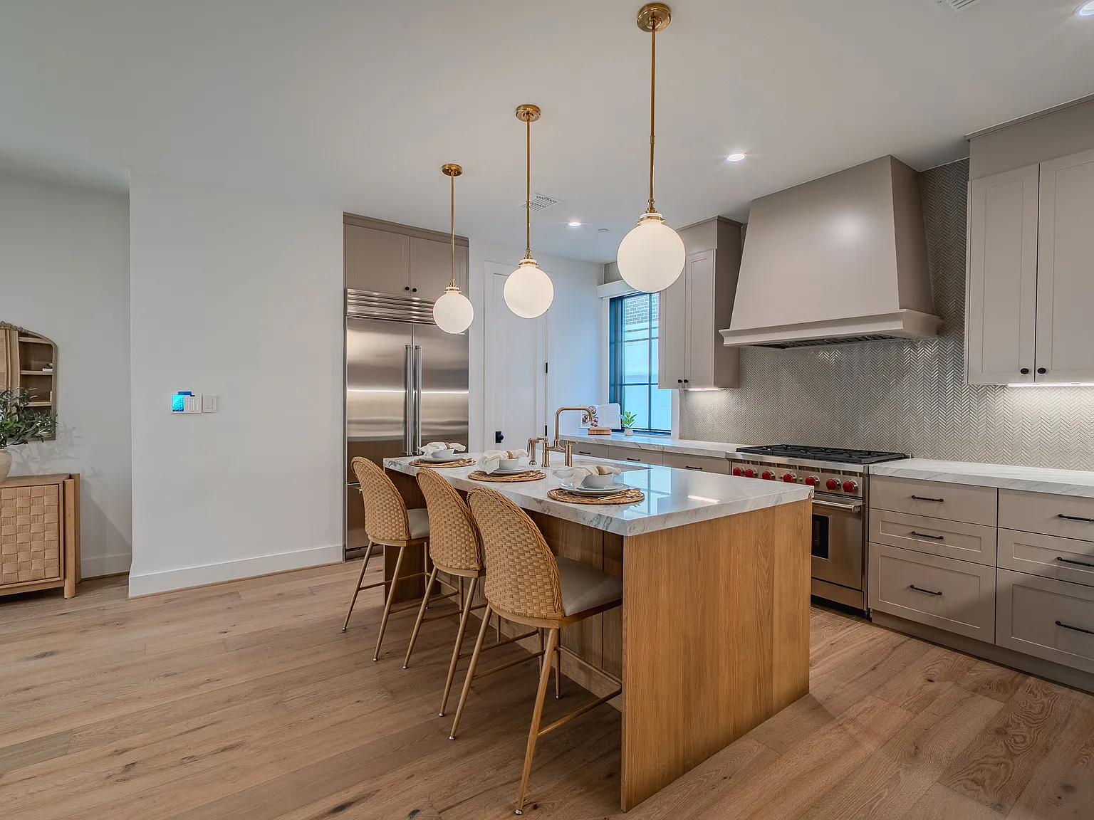 2 bed, 2.5 bath, 1807 sqft, $7,225 — Photo 2