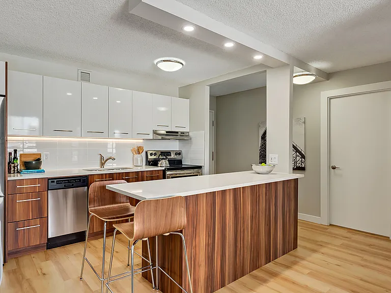1122 15th Ave SW — Photo 3