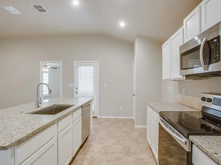 14204 Vernon Ave — Photo 9