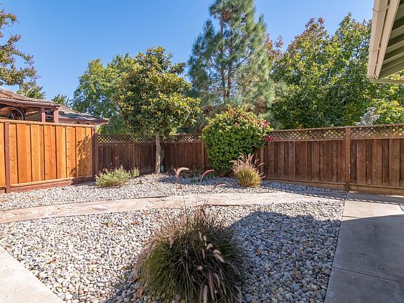 3rd image of 215 Vineyard Dr