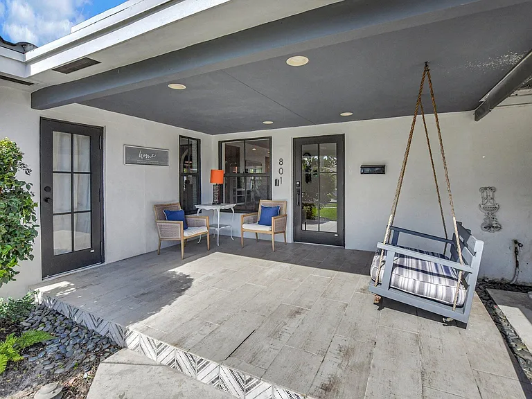 801 SW 5th St — Photo 4