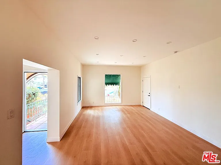 6132 Whitsett Ave — Photo 2
