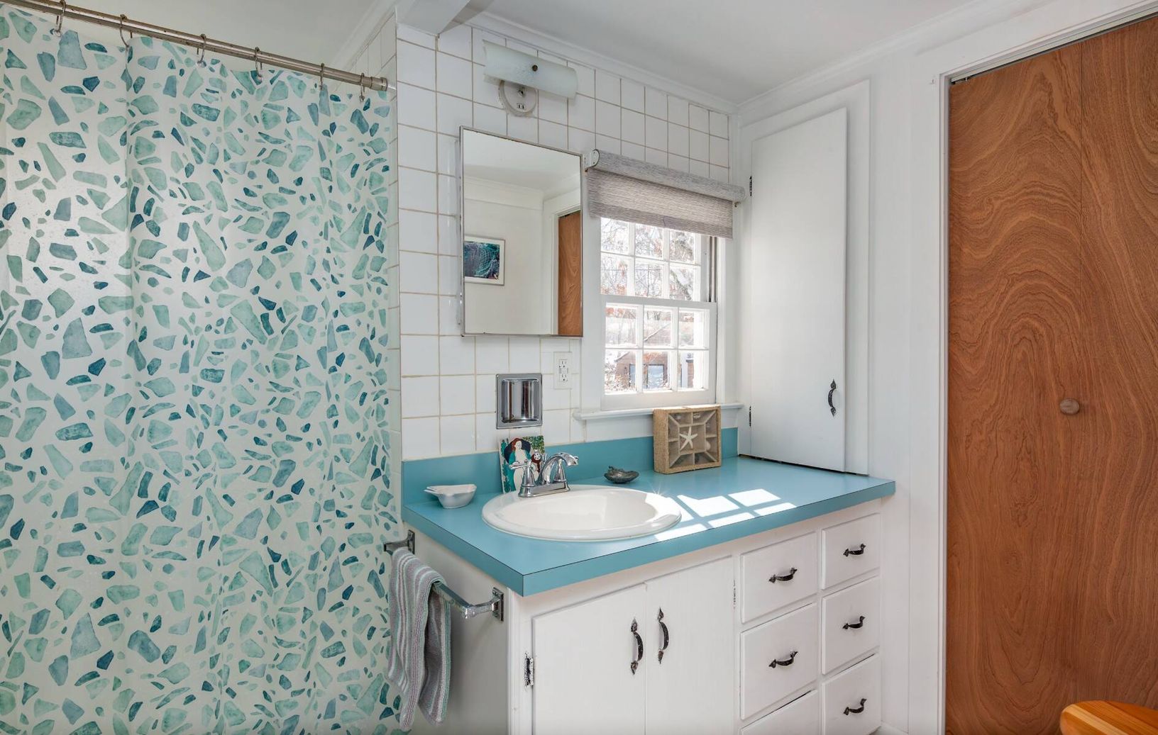  Full bathroom and linen closet