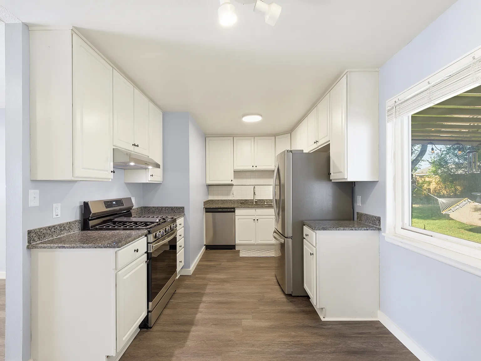 3 bed, 910 sqft, $2,500 — Photo 3