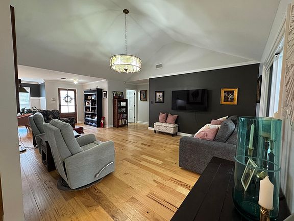 4th image of 616 McArthur Ln