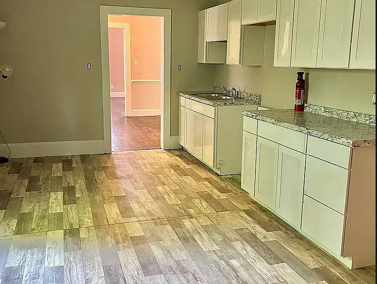 2154 Spencer St — Photo 8