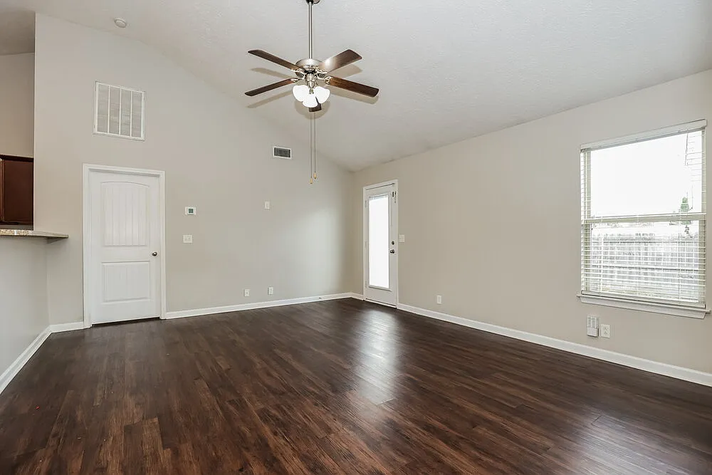 3 bed, 2.0 bath, 1288 sqft, $1,915 — Photo 4