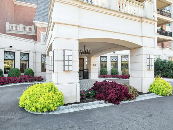 3000 Royal Court #3215, North Hills, NY 11040