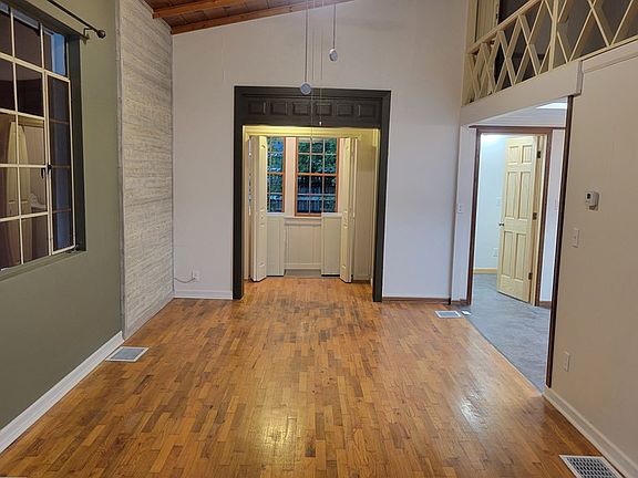 3rd image of 908 E Illinois St