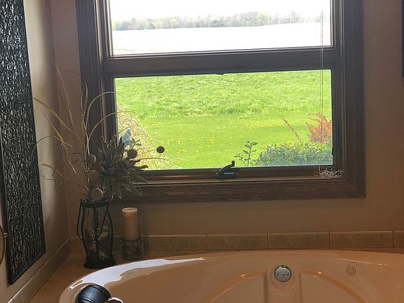 Master On-suite, Tub View