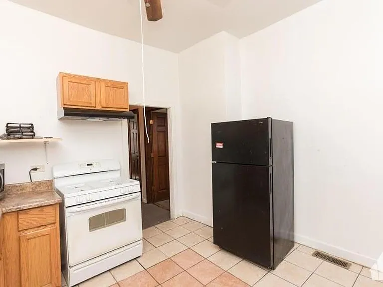 1810 Darrow Ave — Photo 2