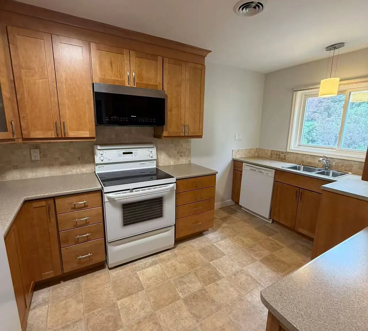 3 bed, $2,490 — Photo 2