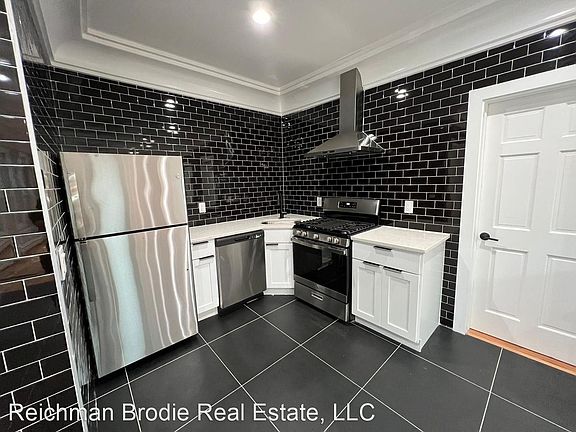 4th image of 142 Greenwood St Floor 1