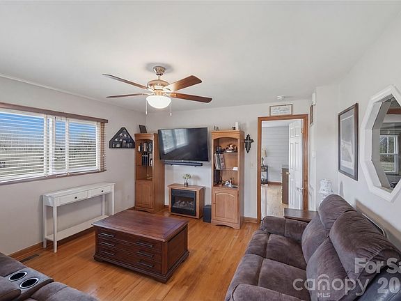 4th image of 1372 Lucy Dr