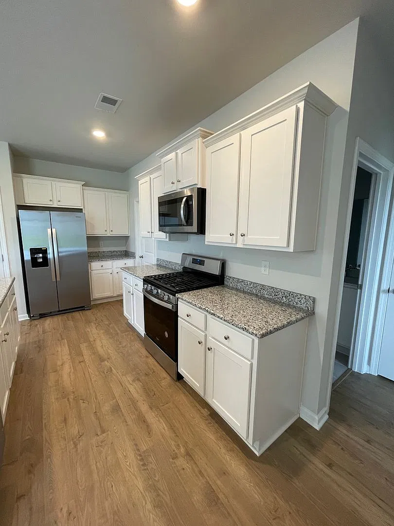 Brand New Build in Market Commons — Photo 4