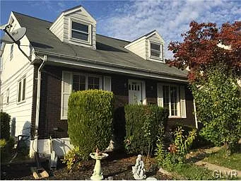 1827 W Woodlawn St photo 1