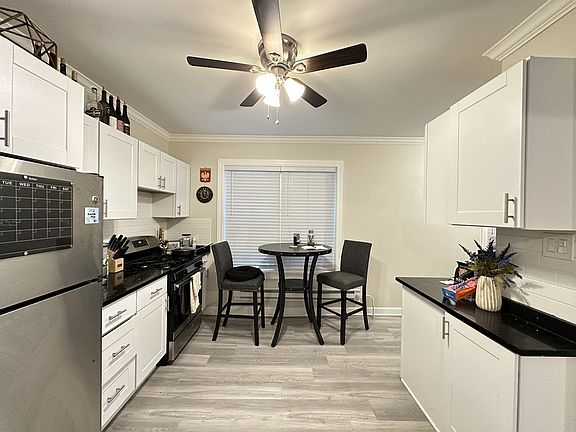 3rd image of 839 W Cornelia Ave #S2