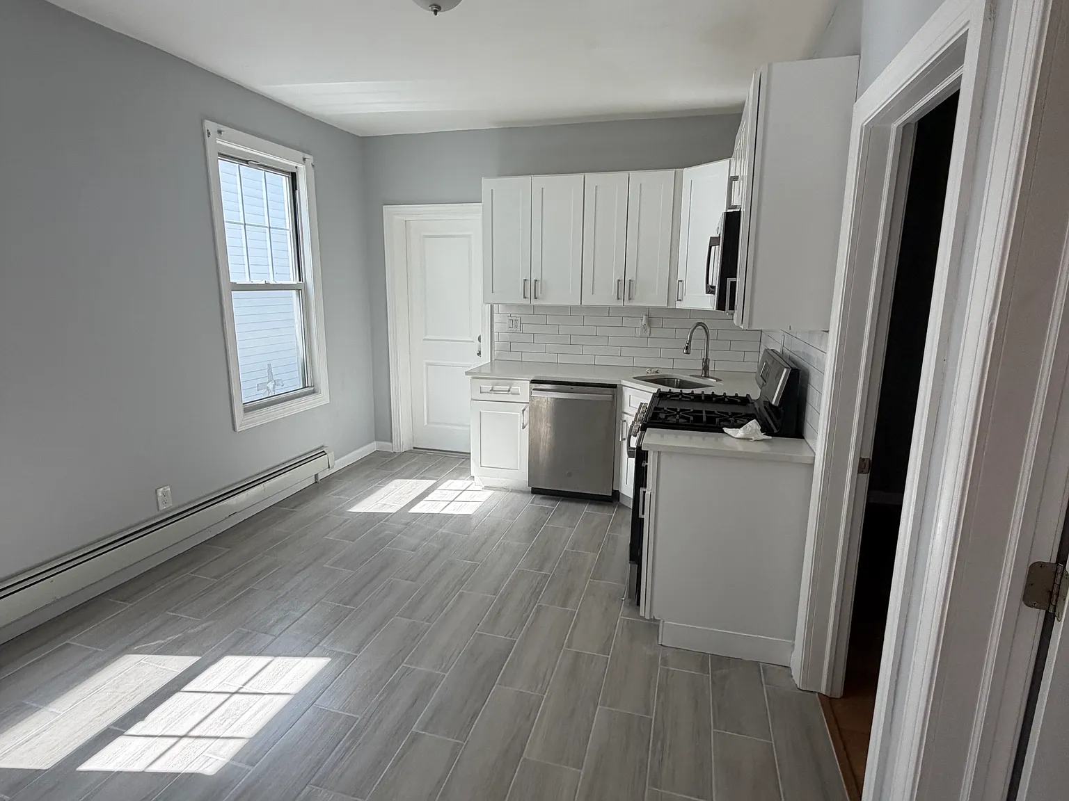 3 bed, 1200 sqft, $2,400 — Photo 3