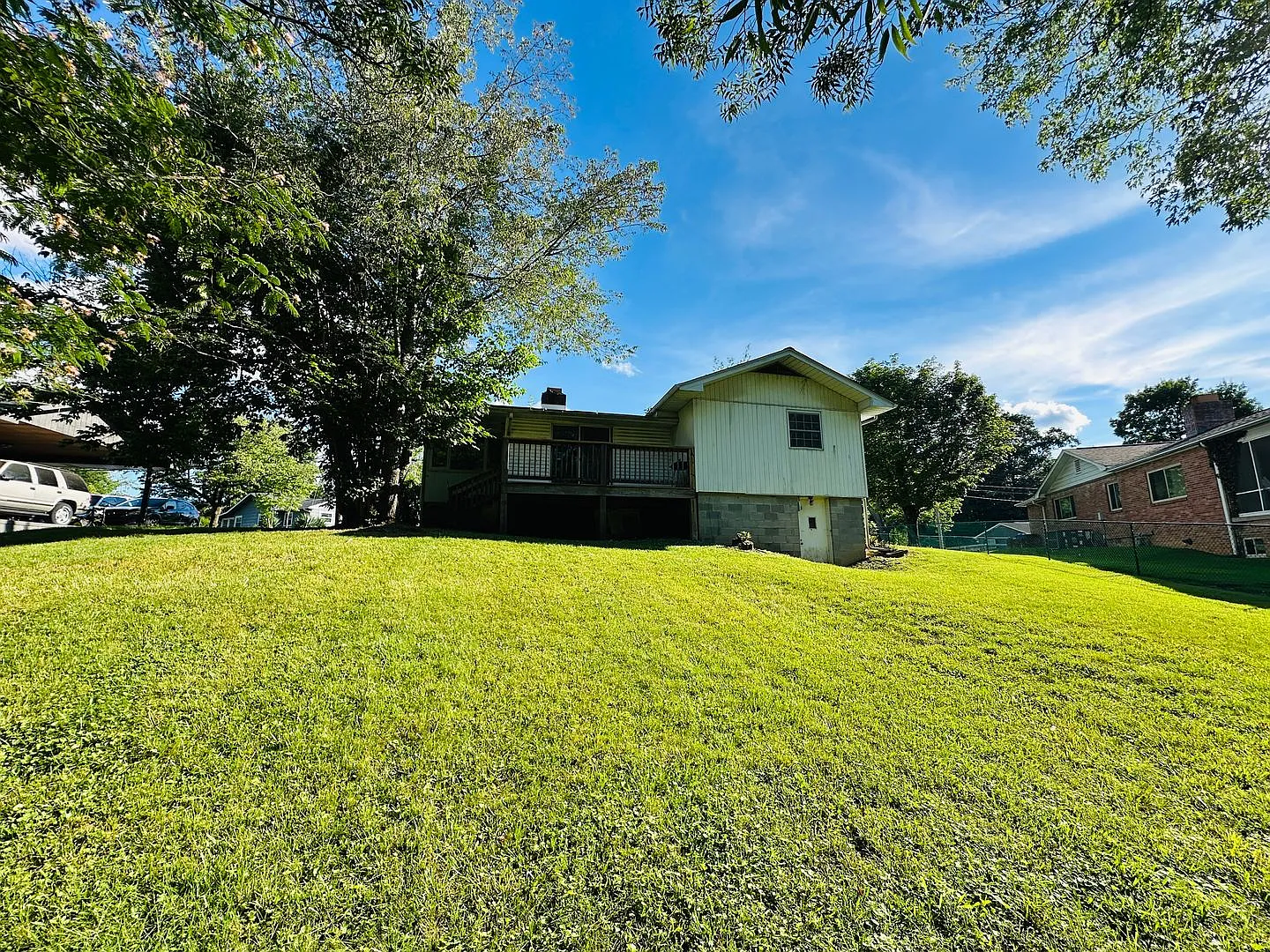 Charming 3-Bedroom Bungalow with Screened Back Porch & Wood Fireplace — Photo 4