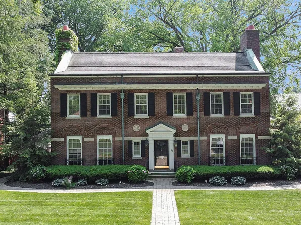 97 Touraine Rd, Grosse Pointe Farms, MI 48236