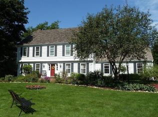 211 Fieldstone Rd, Delafield, WI 53018