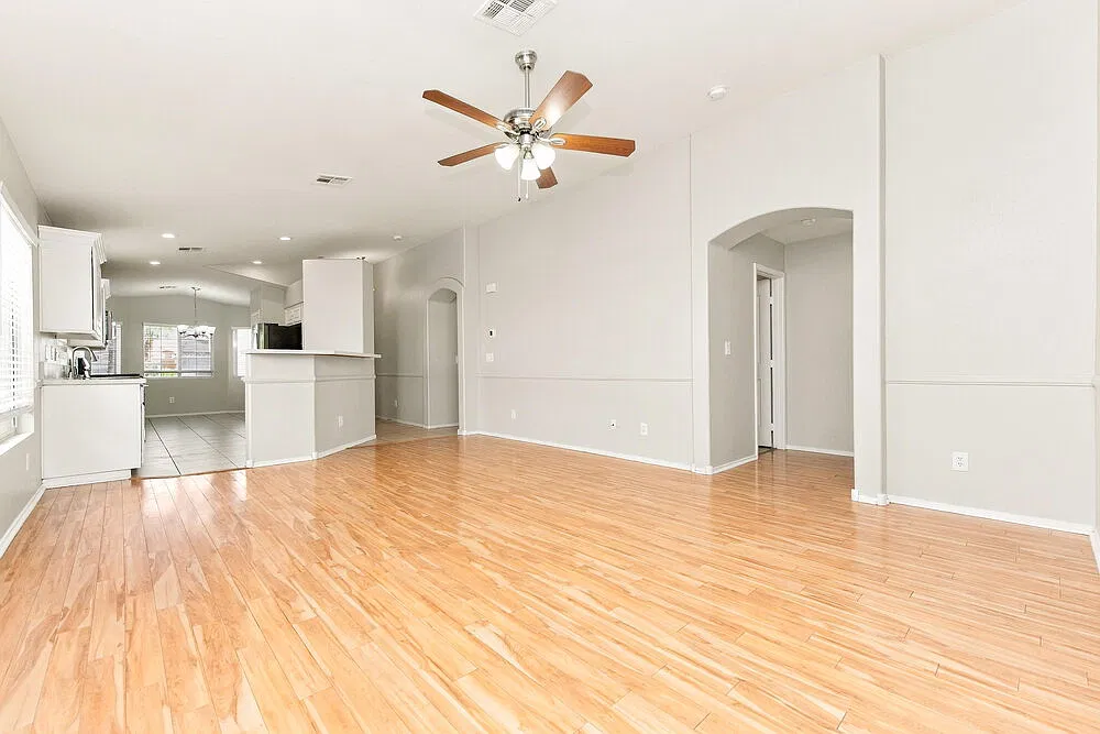 4 bed, 2.0 bath, 1606 sqft, $2,015 — Photo 3