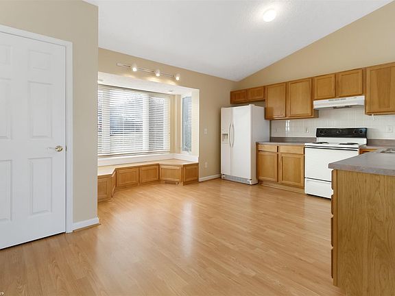3rd image of 883 Crestwood Dr
