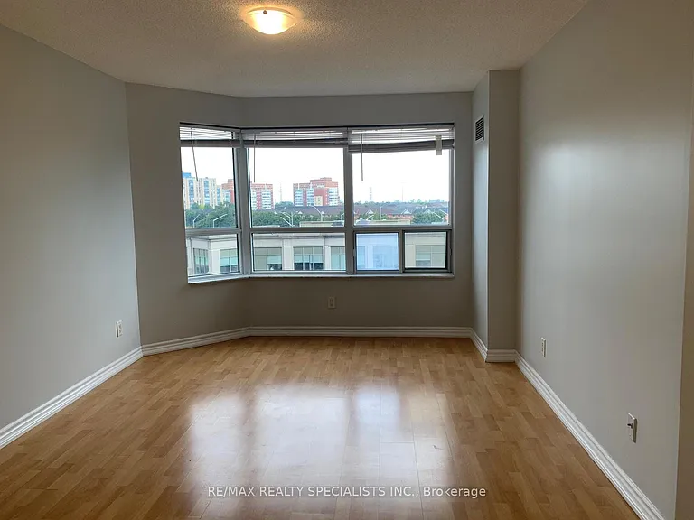 25 Kingsbridge Garden Cir #517 — Photo 12