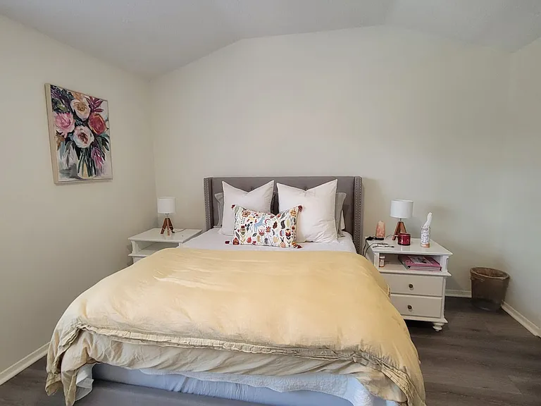Master bedroom, queen size bedroom set