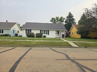 513 3rd St SE, Rugby, ND 58368