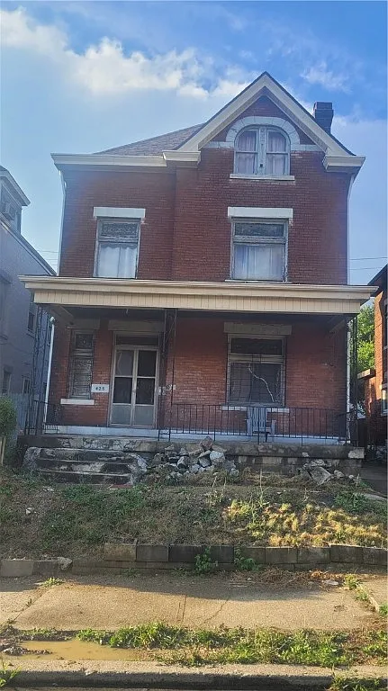 425 Charles St photo 1
