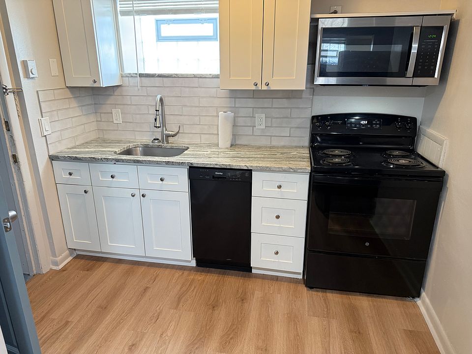 Newley Remolded Kitchen, new appliances and granite countertops.