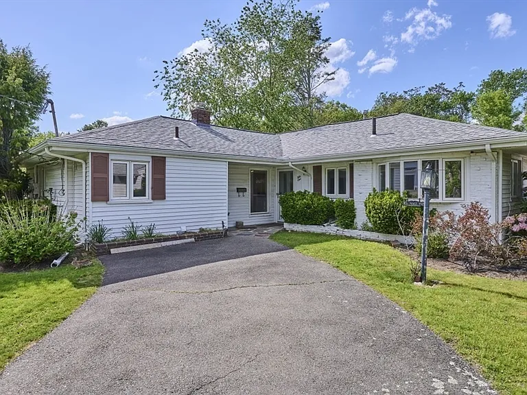 51 Pratt Dr — Photo 17