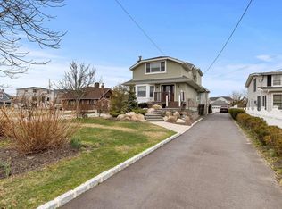115 Clocks Blvd, Massapequa, NY
