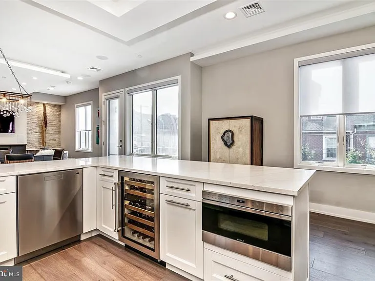 305 Green St — Photo 13