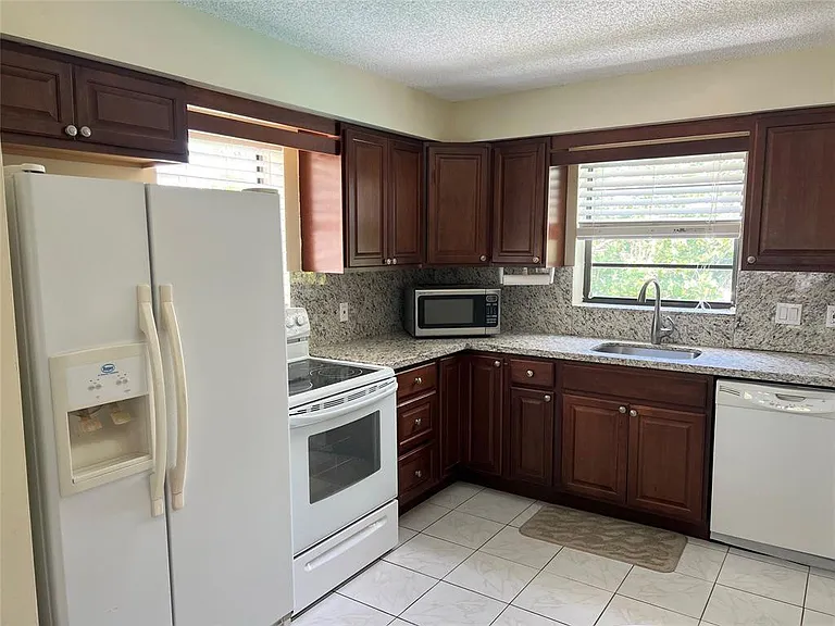 445 SE 21st Ave #201 — Photo 6