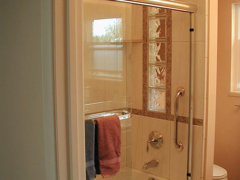 main bathroom jetted tub
