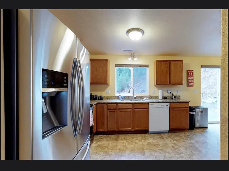 spacious kitchen, easy access to barbecue area