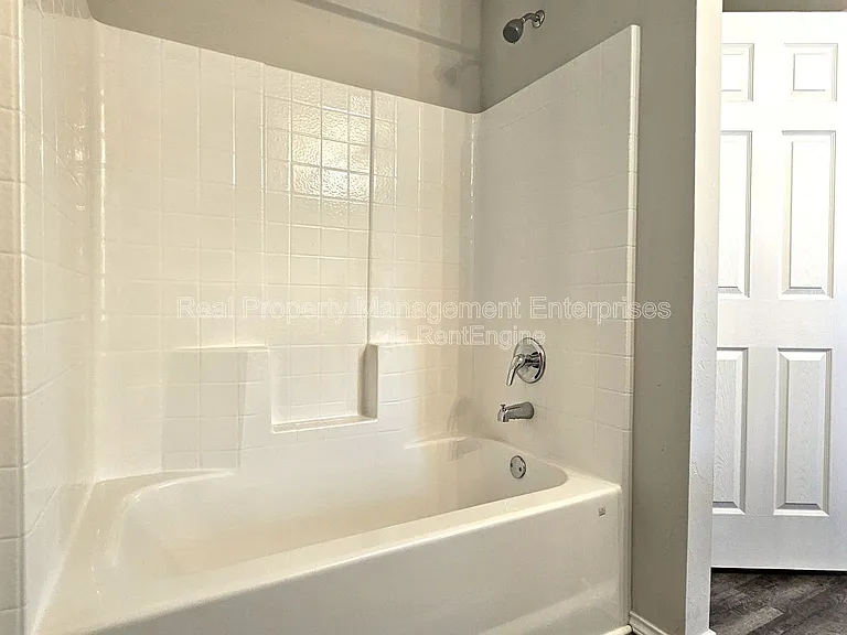 319 Waterside Dr — Photo 7