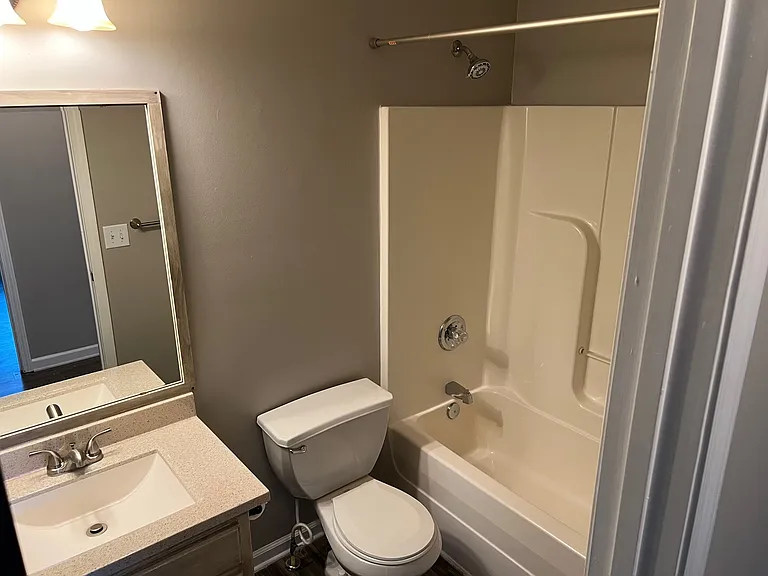 1037 Creekview Dr — Photo 11