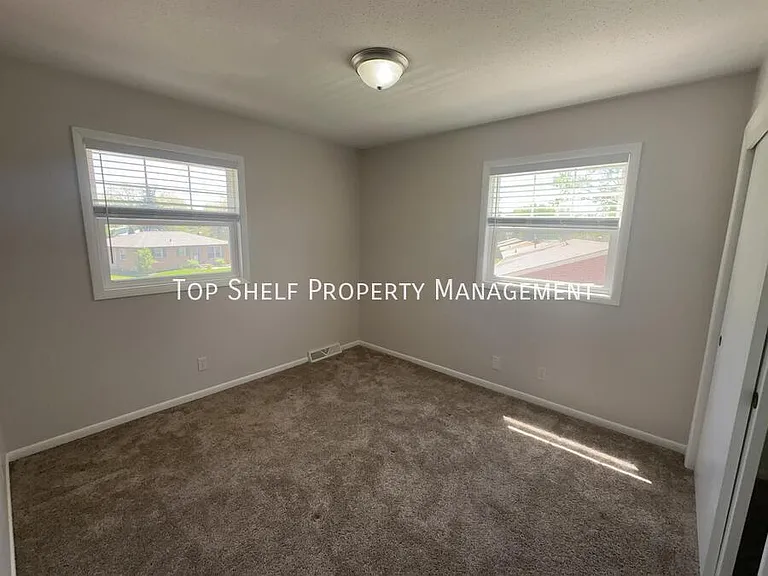 308 SW Westview Dr — Photo 6