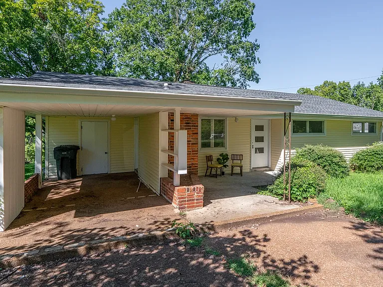 925 Camellia Dr — Photo 2
